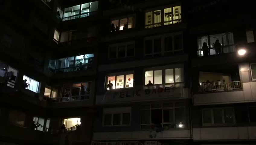 Los vecinos de los barrios de A Coruña le cantan feliz cumpleaños a #AmancioOrtega https://t.co/XLKAw4Tgaj
