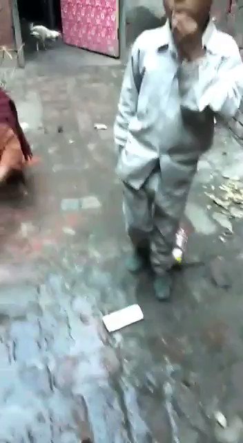 अगर आपके घर राशन है फिर भी आप पुलिस का समय बर्बाद कर रहे हैं तो आपसे बड़ा पापी कोई नहीं। #Covid_19 जैसी गंभीर महामारी को मज़ाक में न लें। यह वीडियो बहुत दुःखद है।
#Quarantine