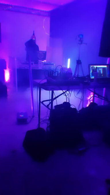 It’s a livestream charity at my house today don’t worry there’s only 4 people here https://t.co/iG7T