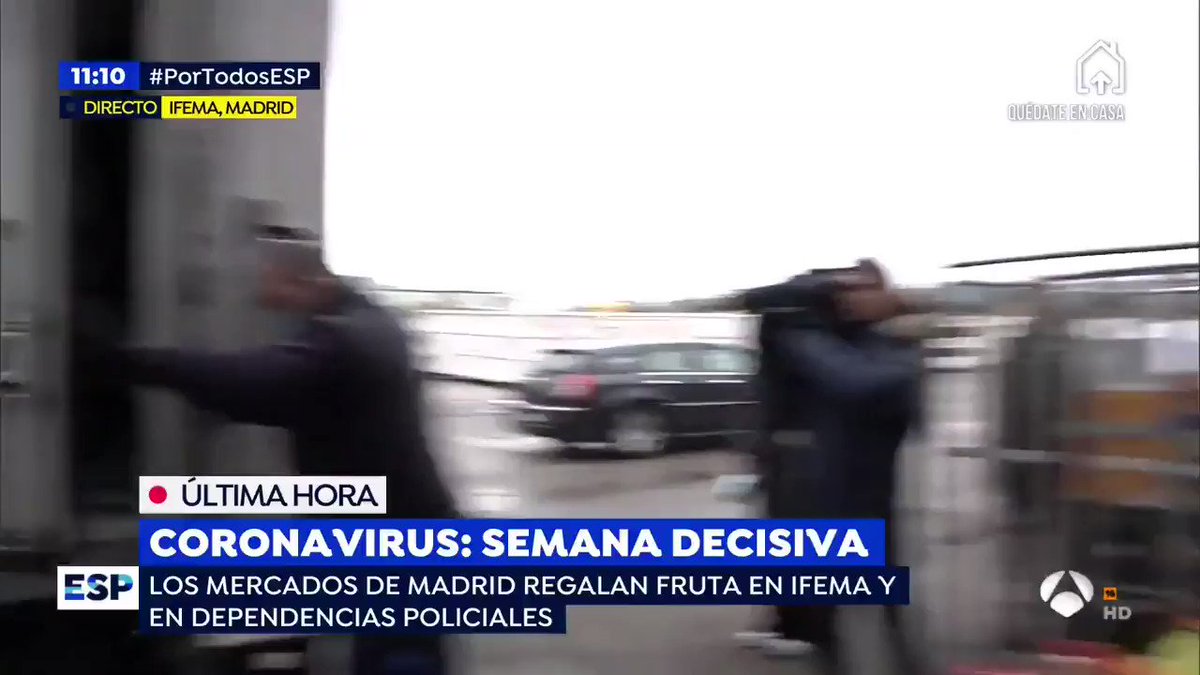 Los de @EspejoPublico se cuelan en un almacén de IFEMA lleno de comida.
"Mejor pedir disculpas que permiso, aprovecha ahora que no te ven, brutal la imagen compañero".
Y, encima, el reportero sin guantes ni mascarilla, tosiendo y tocándolo todo.
Esto es una puta vergüenza https://t.co/J2hPbFeXUw