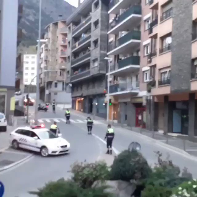 Police in Andorra, Spain, keeping kids entertained during the lockdown by performing Baby Shark.
This is what we're here for!
🦈 ♥