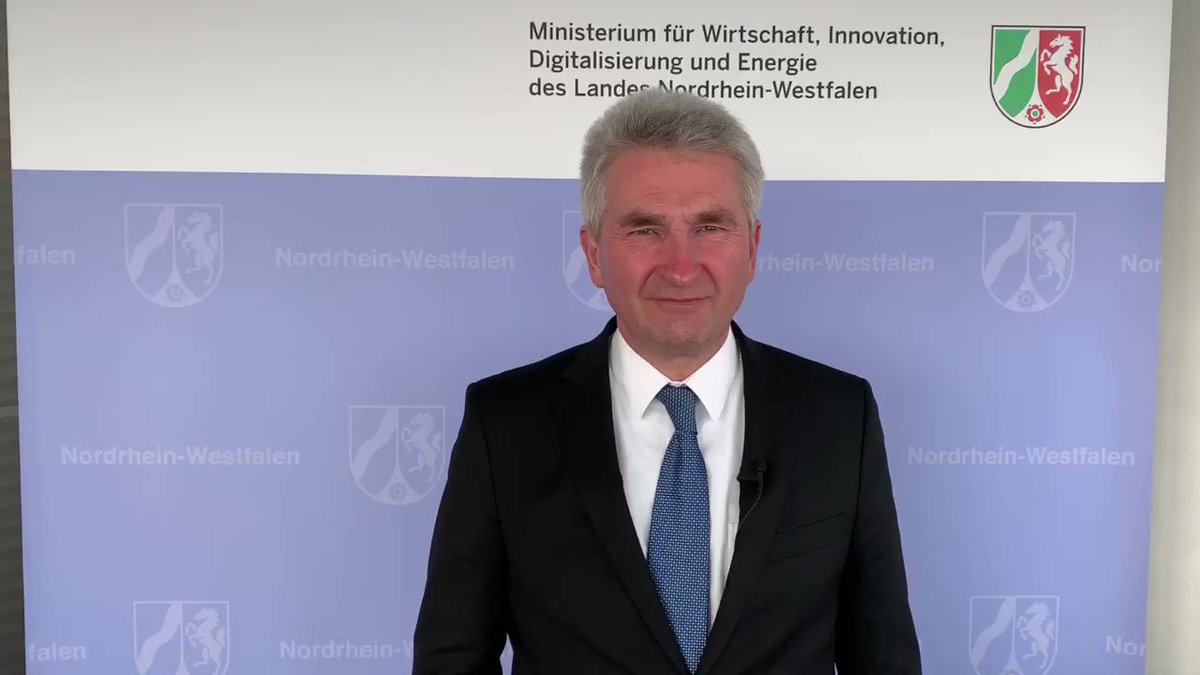 Minister Pinkwart dankt allen Beteiligten. Mit Recht, denn in der #NRWKoalition wird einfach gut zusammengearbeitet. Aber ich sage auch ganz bewusst: Danke, lieber @a_pinkwart für die Meisterleistung eines Orchesters mit tollem Dirigenten.