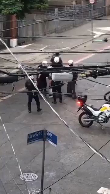 Cracolandia.Vejam o video e tirem suas conclusões. Se o policial tivesse sozinho hoje ele sereia estatistica https://t.co/w1C9qHrBF3