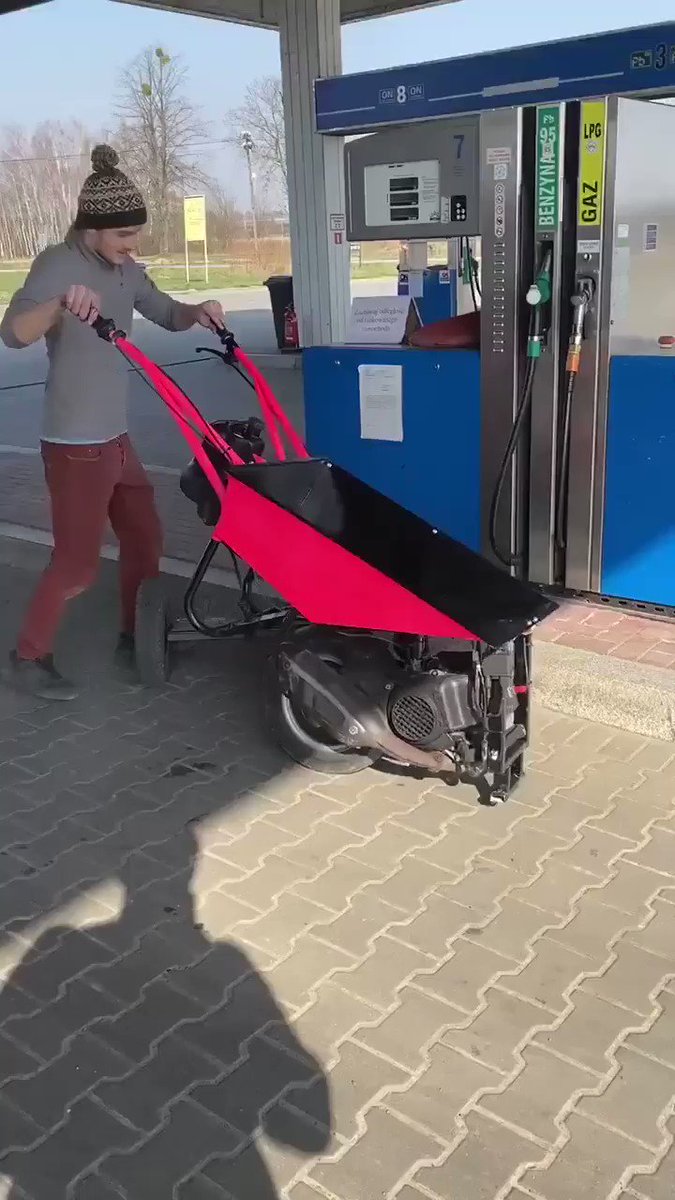 農業などで使われる“ねこ”がポーランドでは…？スピードの出る乗り物になっていたwww