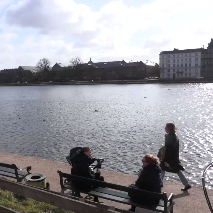 “Corona-situationen i Danmark er stadigvæk meget alvorlig,” siger politidirektør Anne Tønnes i videoen. Det er derfor vigtigt, at vi holder fast nu. Bliv ved med at holde god afstand til hinanden og lad være med at forsamles i større grupper. God weekend #coronadk #politidk https://t.co/0TBU7EOhNg