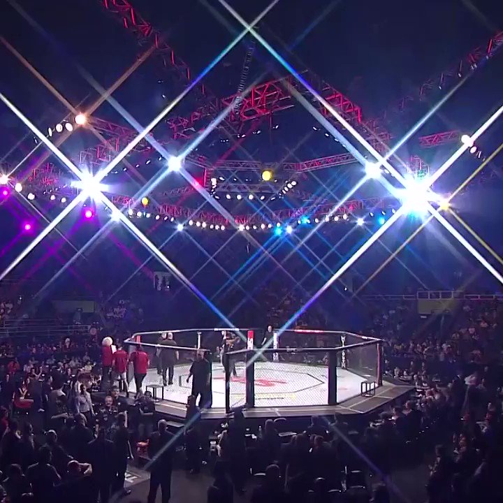 Thiago Tavares sucumbiu perante o atual campeão dos leves no #UFCSP de 2013. Veja como foi a sua entrada!
Relembre a luta completa no @canalCombate! https://t.co/8z2qFhFSBq