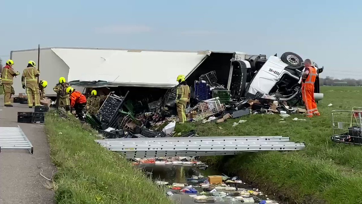 Vrachtwagenchauffeur overleden na ernstig ongeval Woudseweg N223 Schipluiden...