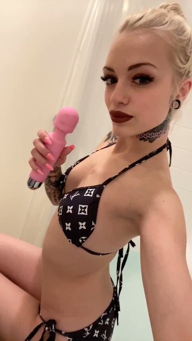 Come take a bath w me on https://t.co/DURfzPNkjd LIVE right now ? https://t.co/RCUAMnUhve