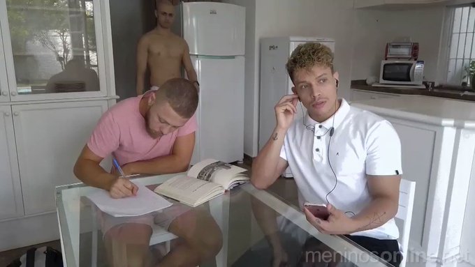 Quem nunca sentiu um tes?o enorme pelo namorado do amigo? 

@LeoFelipozord e Bernardo 

Eles n?o perdoam