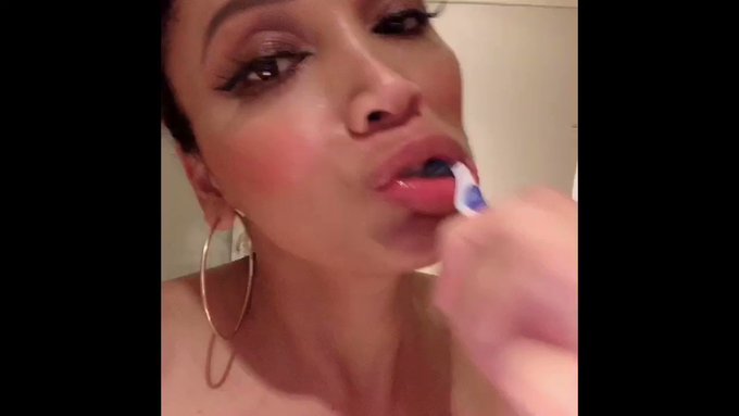 RT share this BLOWJOB. how porn chicks get ready for a shoot. #yasminlee #bigdickshemale https://t.co/PDulBC8Fan
