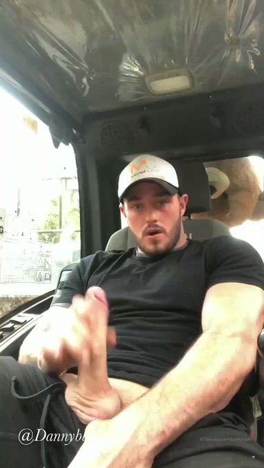 OMG?XL MUSCLE HUNK @dannyblu6 PLAY WITY HIS HARD COCK IN PUBLIC PLACE??SO HOT!! I love him!!??
.
https://t
