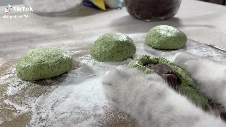 ネコが作るお料理チャンネル！可愛いおててでコネコネ…癒される♪