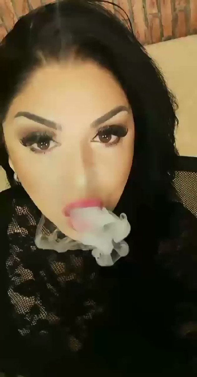 Model - Glossy Miss lips