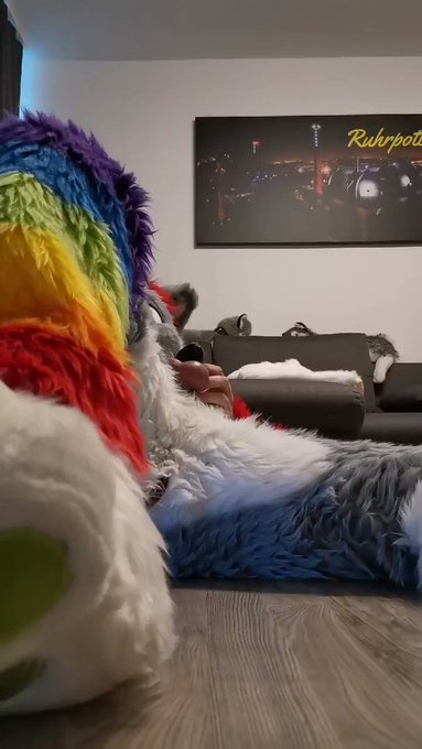 I promise, that was an accident ^,..,^ Have a small teaser from my toying session I did ??

#nsfw #chastity