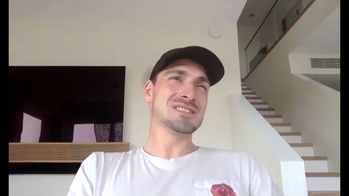 Besondere Zeiten, besondere Gäste! @swish41 und @matshummels über ihren Alltag in Krisenzeiten, über Fernsehserien, die Kinder - und was sie gegenwärtig besonders beeindruckt. Lest das ganze Gespräch hier: https://t.co/Fjpcst5w4H https://t.co/jPc4S1Br0g
