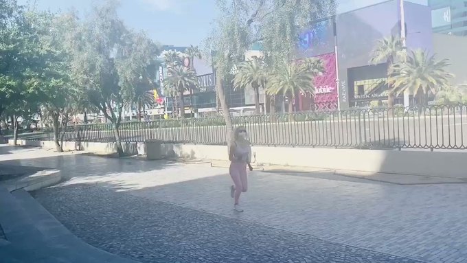 Sexy blonde flashes Tits & Ass in public on the strip #flashfriday

💵👅$Peachplay👅💵

#flasher #nakedchallenge