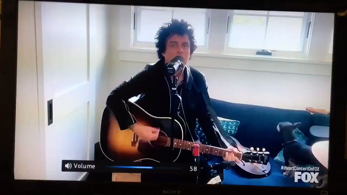 Got to see @billiejoe of @GreenDay sing September Ends tonight for #GlobalCitizens. As a 41 y.o. Single dude I greatly appreciated I Walk Alone when he played it last week for #iHeartConcertOnFox.
I get to see sisters families and parents rarely from behind glass... https://t.co/xCw4MNfc6K