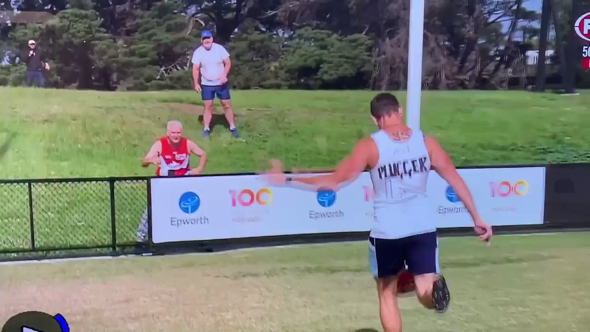 @AndrewGaze10 pretending to be @kenny_scg when Plugger tried to kill him at the @scg #TheBounce @FOXSportsAUS @FOXFOOTY https://t.co/FYMiZ0LuBJ
