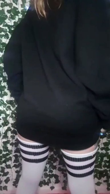 OnlyFans 50% off this month,, only 17 subscriptions left 💜 cum see my cute holes https://t.co/nTETP2