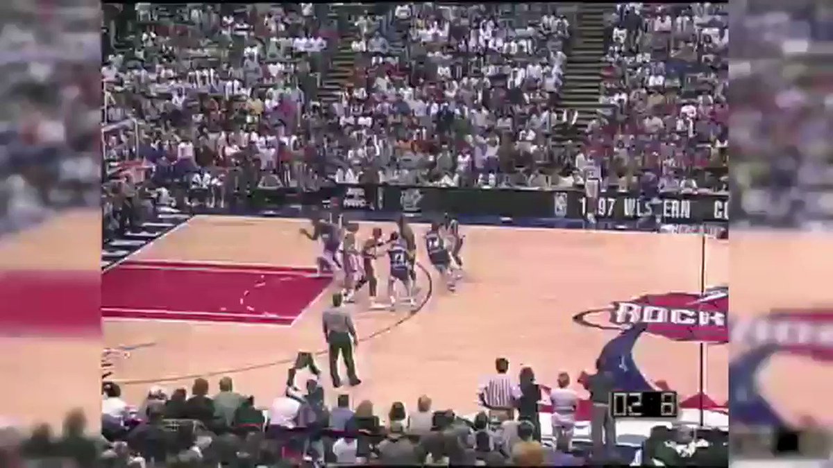 (1997) Gracias a este triple sobre la bocina de John Stockton, los Utah Jazz se metían por primera vez en su historia en unas Finales de la #NBA.
https://t.co/MtIdNVaKEp