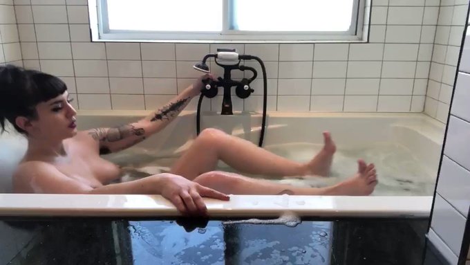 Back to my regularly scheduled programming, here’s some Very Sexy Bathtub Content ™ for you https://t