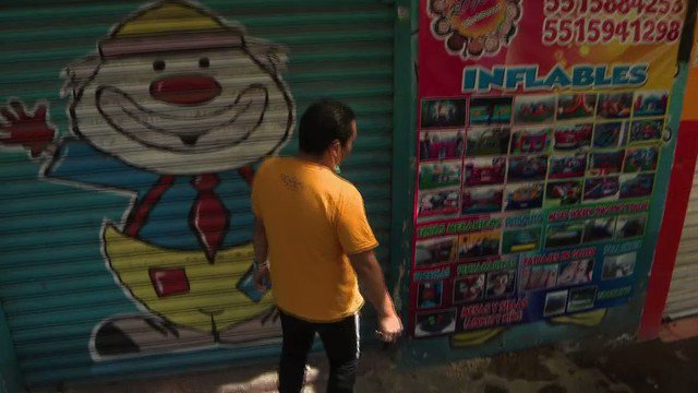 Si no hay niños, no hay fiestas infantiles. Sin fiestas no hay payasos. Y así una cadena. Roger, el payaso, nos cuenta como han sido 45 días sin maquillaje o risas. Su local de renta de inflables cerrado...
https://t.co/okXtQ2r5aA https://t.co/AlqSBrZuYT