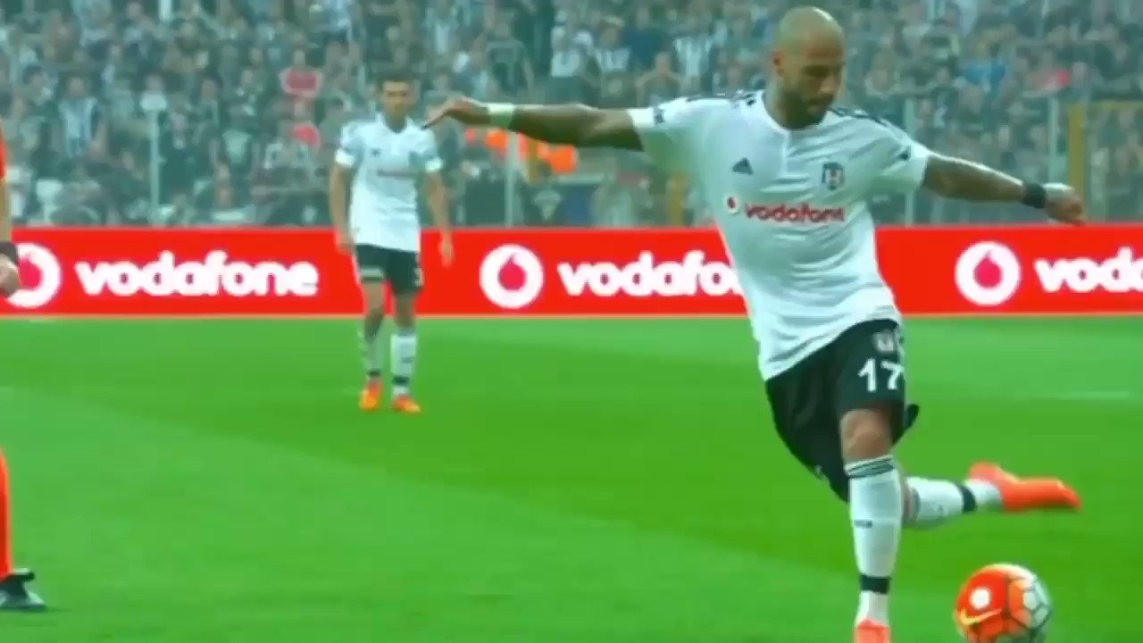 B/R Football on X: Ricardo Quaresma's rabona assist for Besiktas' third goal was 🔥🔥🔥 🎥: / X