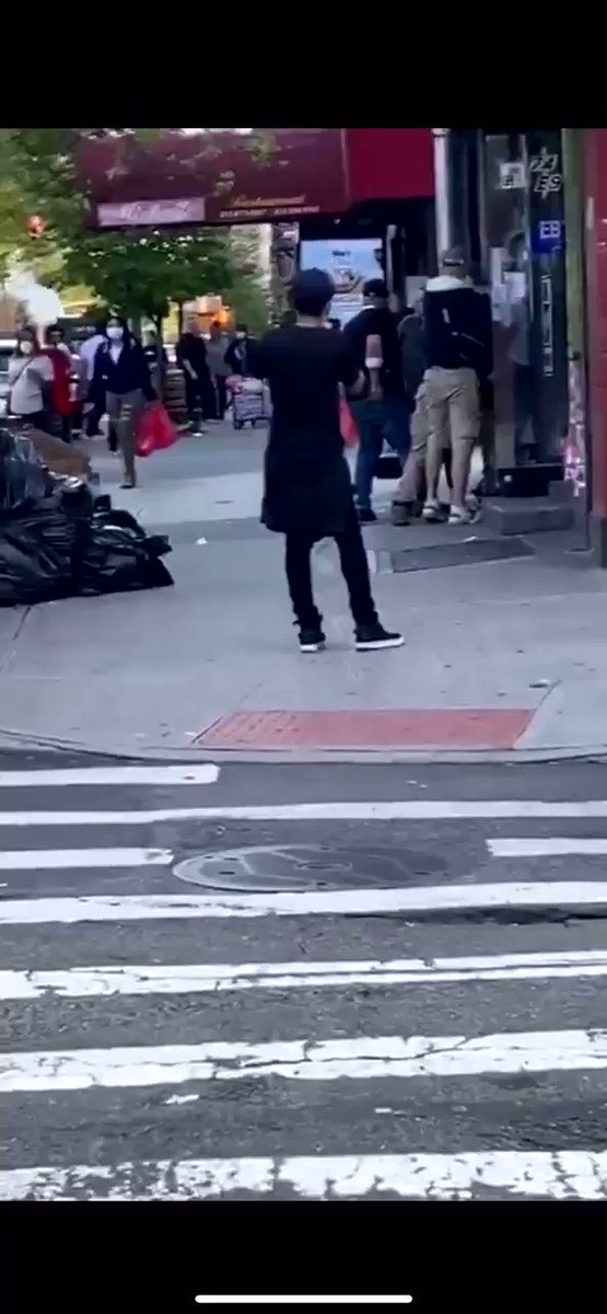 This video is disturbing & it happened 3 blocks from my house. This video was posted in my neighborhood Facebook group. I see @NYPDPSA4 officers in here, what is going on?! Punching, tasers, no face mask. This IS NOT okay! Cc: @CarlinaRivera @HarveyforNY @bradhoylman https://t.co/P1KKPYhHoV