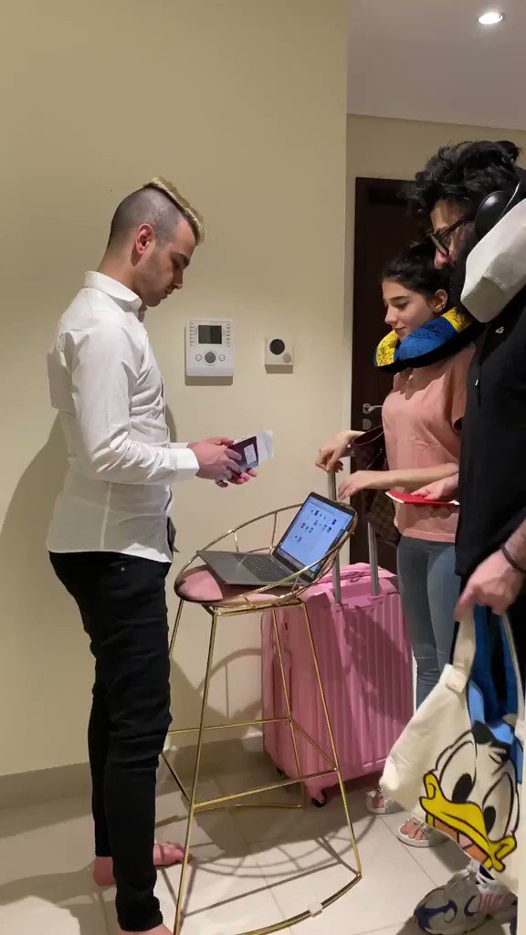 Ladies and gentlemen, this is NOT a boarding announcement. #EmiratesAtHome
© Ahmed Al Nasheet, Narin Amara, Shero Amara https://t.co/fXOaGYkmgA