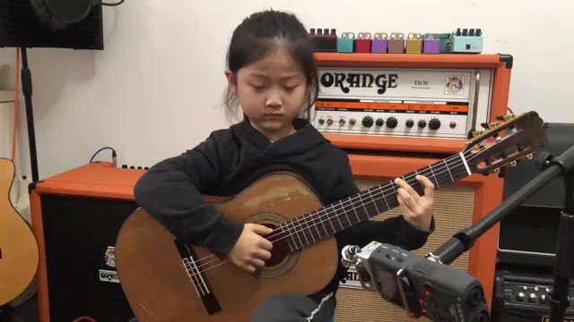 中国で大人気の南京の少女「MIUMIU」のギター弾き語り！！天使の歌声！！
