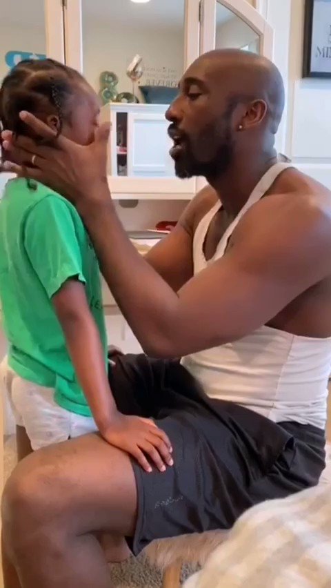 vbenv - La petite fille voulait des cheveux lisses comme ses amies, regardez la réaction du père 🥺 [0:45x480p]-> 
