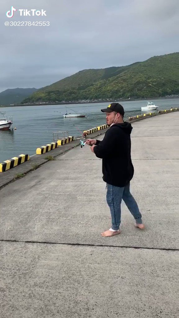 釣りをするつもりが、勢い余って竿を投げた瞬間自分が落ちた！！