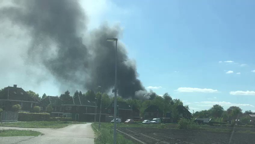 VROOMSHOOP - In een industriepand aan de Havenstraat in Vroomshoop woedt een zeer grote #brand.