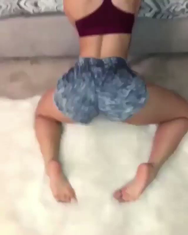 Model - SkylerSkyy striptease