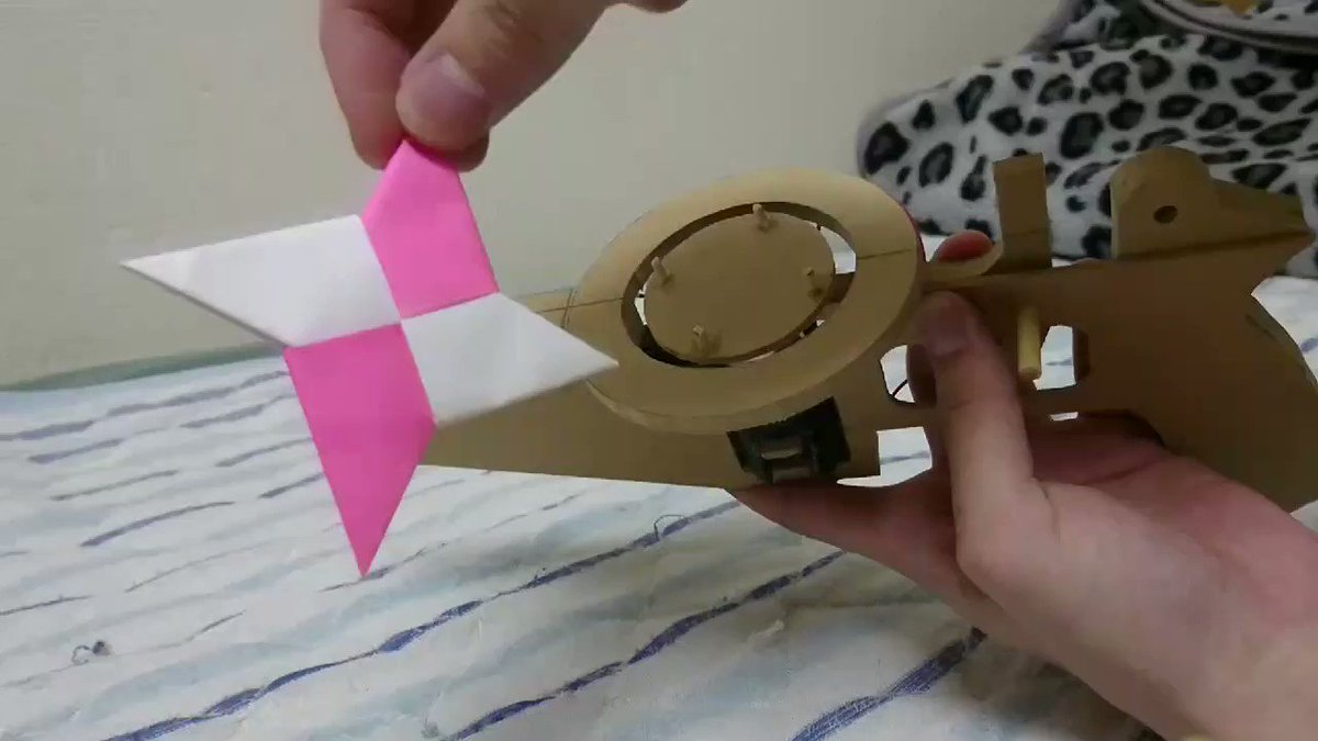 ダンボールとモーターで作る 折り紙手裏剣を武器級のスピードで回転射出する銃が 威力おかしい 子供に持たせちゃいけないレベル Togetter