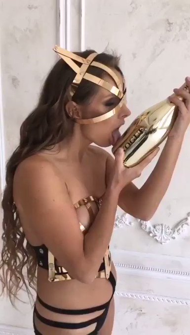 RT if you'd wanna be that bottle 😅 https://t.co/2ybvZmCy4n