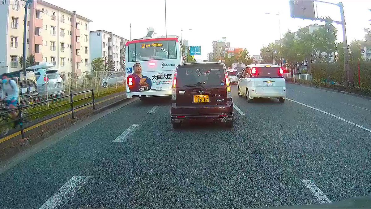 まさに神業！道路に転がっていたボールをバスが華麗に蹴る！