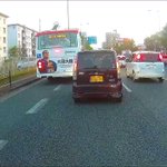 まさに神業!道路に転がっていたボールをバスが華麗に蹴る!