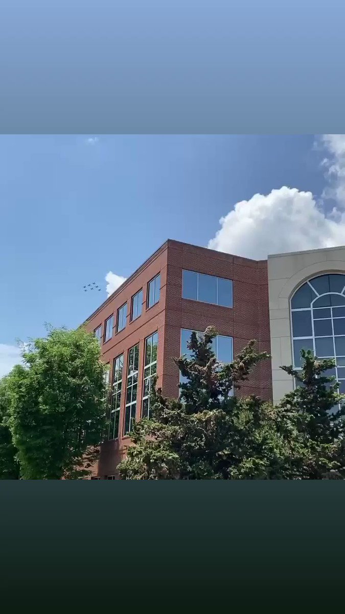The Blue Angels flew right over our Brentwood, TN branch at Maryland Farms! What an awesome sight! #BlueAngels #BlueAngelsFlyover #LifeMadeBetter https://t.co/7boZ9A4Lh8