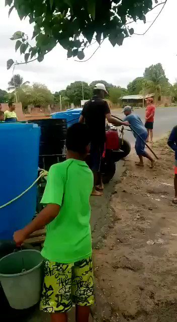 Cdad. Bolívar, muere de sed. El pueblo construye su propio transporte para llevar agua al barrio. https://t.co/TbNRE4IHCp