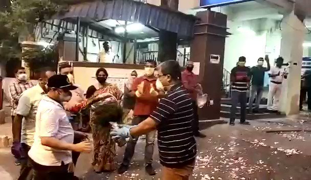 #CovidWarriors
Warm welcoming of OC Bowbazar ps ,Inspector Siddartha Chakraborthy by police personnel on his return from Hospital after covid-19 treatment...
Good to see his eagerness to work tirelessly again.
#WeCareWeDare
@KolkataPolice @CPKolkata https://t.co/4LwYfdAR7k