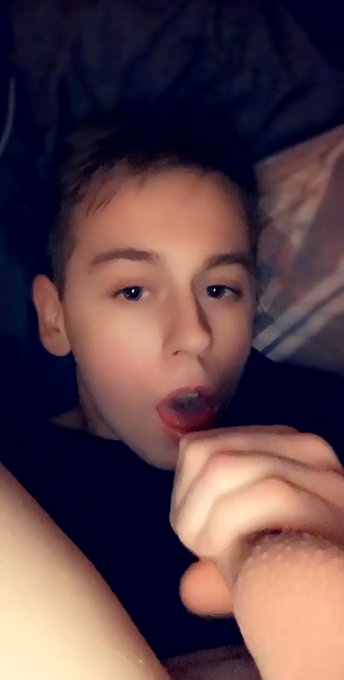 Licking my feet with precum in my mouth and swallow ? 🤔😳 https://t.co/xcaSKWRQEc