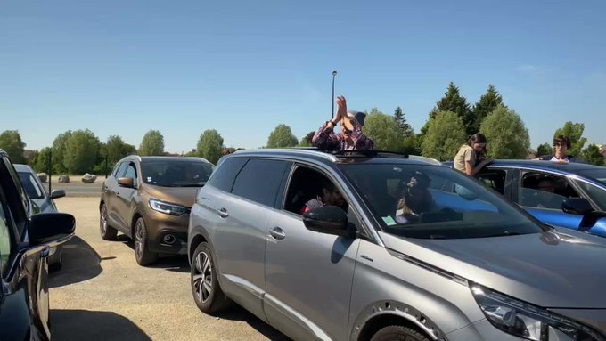 Une messe célébrée sur un parking à Châlons-en-Champagne, une première en France BKertQehmYrn_7Qg?format=jpg&name=small