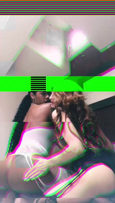 Voce entraria nesta festa com gente ??   A pretinha e a branquinha  @arealantonella https://t.co/7tC<a href="/tag/novafotodoperfil"class="tags"><span>#novafotodoperfil</span></a>