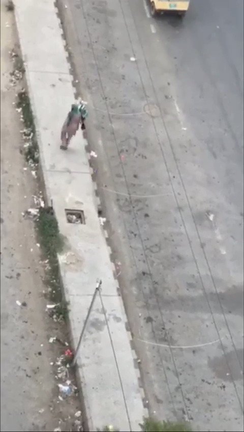 This guy is picking used masks from the road and reselling. In the evening while sitting with his friend he will blame government for all the problems in Pakistan. #Hypocrisy #CoronaInPakistan https://t.co/Bw5ljNuJPQ