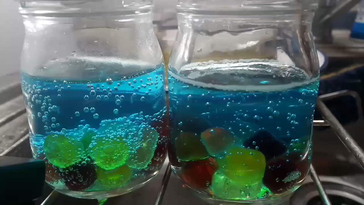 青い炭酸飲料にグミを漬けたら 青い色素を吸着して飲み物が透明に 他の飲み物でも実験する展開へ 識者からの解説も Togetter