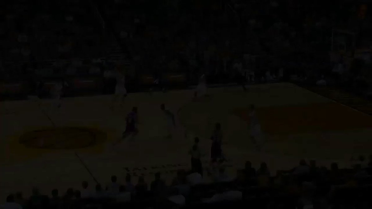 Si ritira a soli 31 anni Jon Leuer, dopo essere stato tormentato dagli infortuni nelle ultime tre annate.
La sua giocata piú spettacolare risale ai tempi dei Suns, all'inizio della stagione che lo ha fatto notare in NBA: il poster in preseason su DeMarcus Cousins.
#NbaTipo https://t.co/GlypBuaVvx