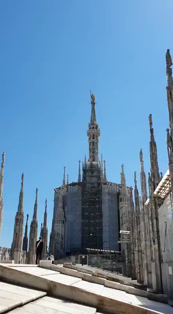 In occasione delle celebrazioni per 74°anniversario della proclamazione della #repubblicaitaliana, le #freccetricolori hanno sorvolato il cielo di #Milano per abbracciare simbolicamente tutta l'Italia in segno di solidarietà e ripresa 🇮🇹
@DuomodiMilano #25maggio #distantimauniti https://t.co/scmpNliJwX