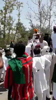 हरियाणा सरकार द्वारा आपदा मे धान बुआई पर आंशिक पाबंदी के फैसले के खिलाफ हम लगातार चेता रहे है।आज फ़तेहाबाद की तस्वीरे बता रही है कि अब किसान के संयम बाँध टूटने पे है।
सरकार द्वारा इसको हमारे द्वारा प्रायोजित प्रदर्शन बताना किसान के जले पर नमक छिड़कना है। ज़िद छोड़ ये फ़ैसला बदलें https://t.co/s3h23T34G2
