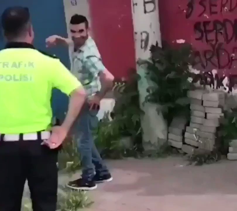 Sokağa çıktı diye millete işkence yapanlarda Polis, bu engelli çocuğumuzun yüzünü güldüren de polis.
Beş parmağın beşi bir değil. Umarım Emniyet çürük elmaları ayıklar.
Iğdır Emniyet müdürünü kutlarım. Agresiflere ders olsun.
kardeşimizin sevincine bakın
https://t.co/3gEDaHprsn